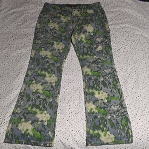 KDNK FLARED CAMO JEANS
